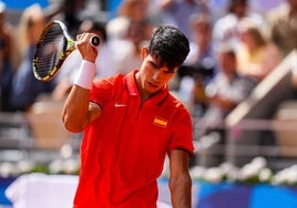 Carlos Alcaraz, decepcionado durante la final en París.