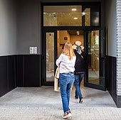 Más de 40 familias afectadas por el incendio de Campanar dejan libre el edificio de Safranar