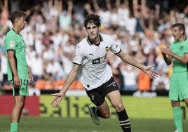 Javi Guerra celebra un gol en Mestalla frente al Atlético.