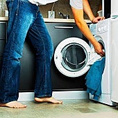 Una persona pone una lavadora en una imagen de archivo.