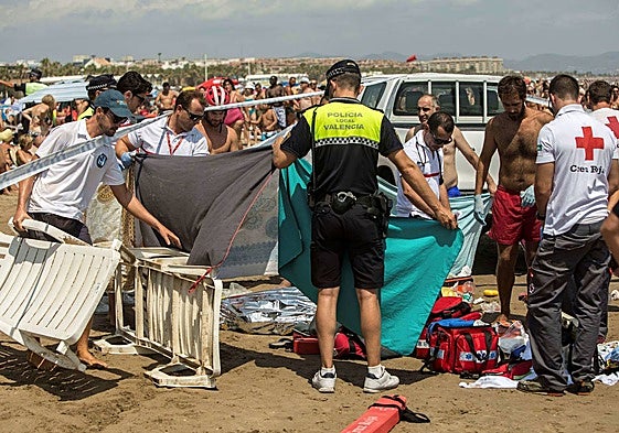 Efectivos de Cruz Roja y Policía Local en la Malvarrosa de Valencia.