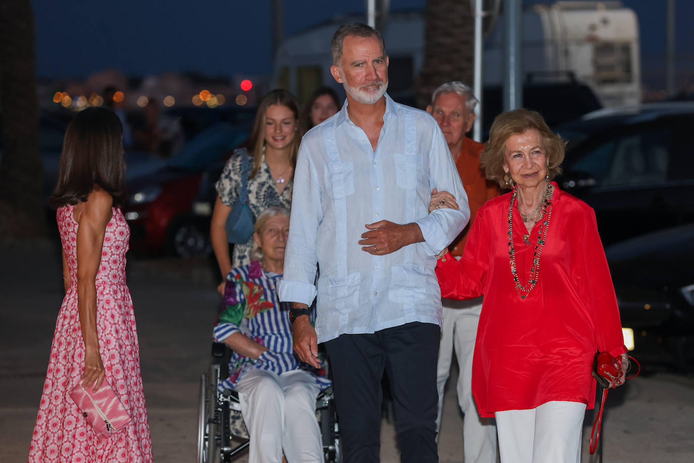 Los Reyes, de cena con sus hijas y Doña Sofía en Mallorca