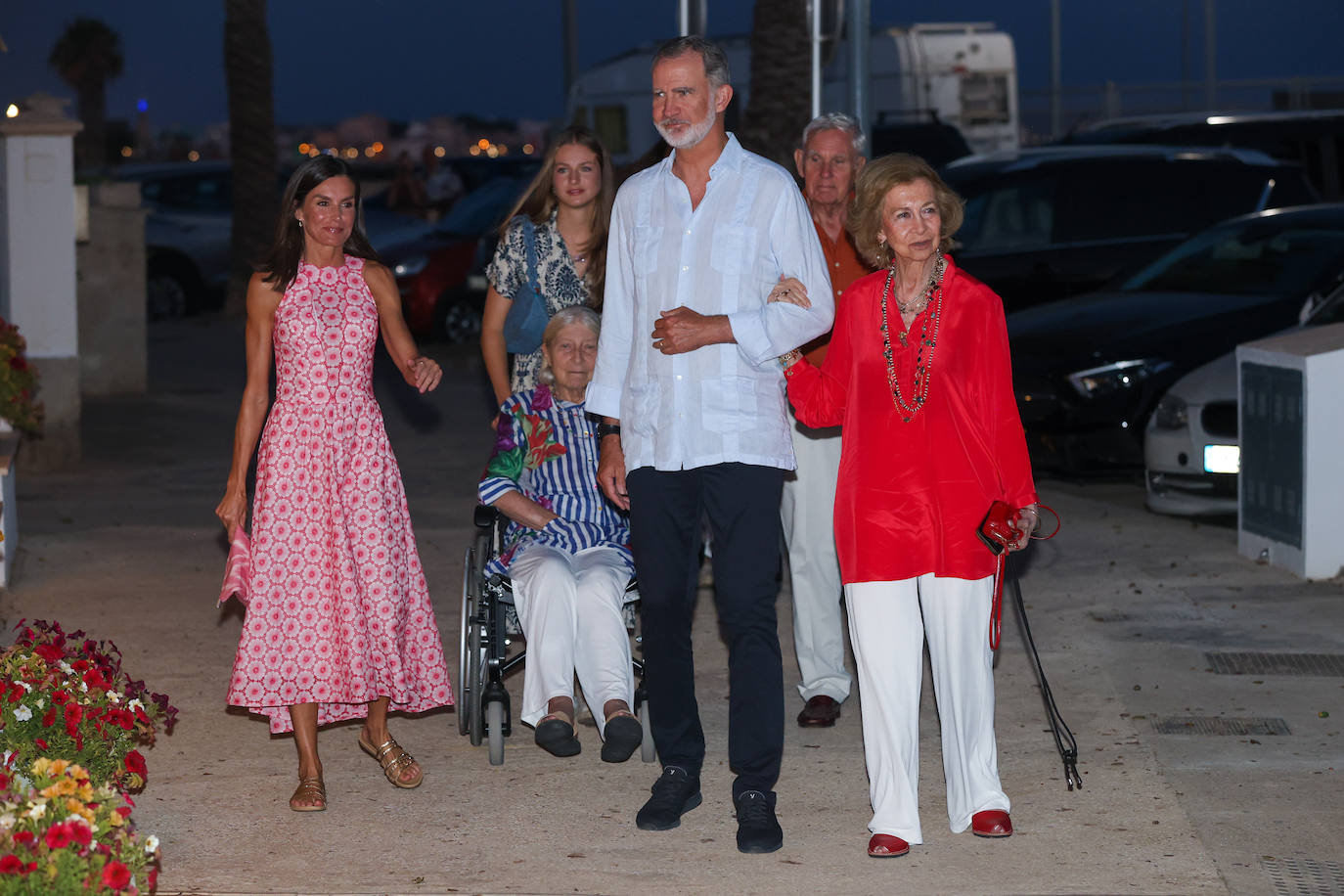 Los Reyes, de cena con sus hijas y Doña Sofía en Mallorca