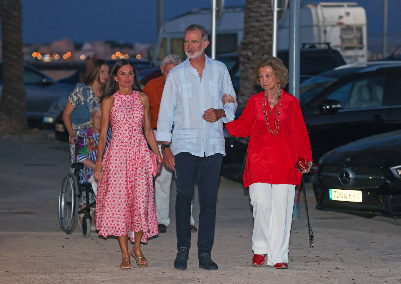 Los Reyes, de cena con sus hijas y Doña Sofía en Mallorca