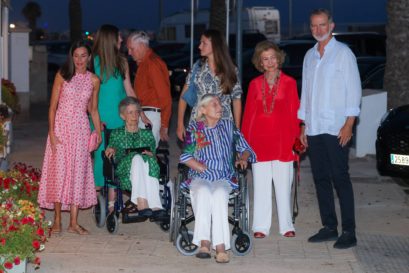 Los Reyes, de cena con sus hijas y Doña Sofía en Mallorca