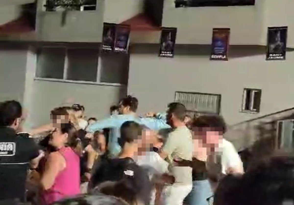 Fragmento del video en el que aparece el alcalde, con camisa azul claro.