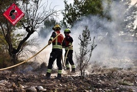 Bomberos de la Diputación de Alicante apagando otro incendio.