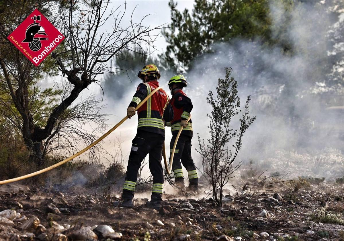 Un nuevo incendio forestal se inicia junto a una carretera en Banyeres de Mariola 