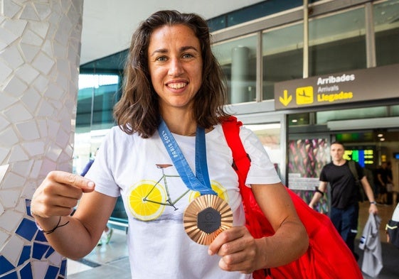 Sara Sorribes muestra la medalla de bronce conseguida en los Juegos Olímpicos de París 2024.