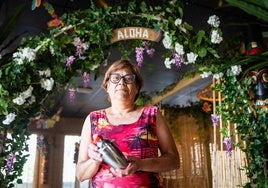 Ana María Sanjuán, en Hawaika Beach, el local que regenta en la playa de La Pobla de Farnals.