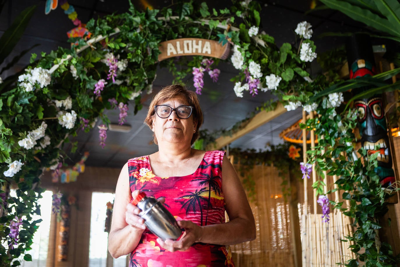 Ana María Sanjuán, en Hawaika Beach, el local que regenta en la playa de La Pobla de Farnals.