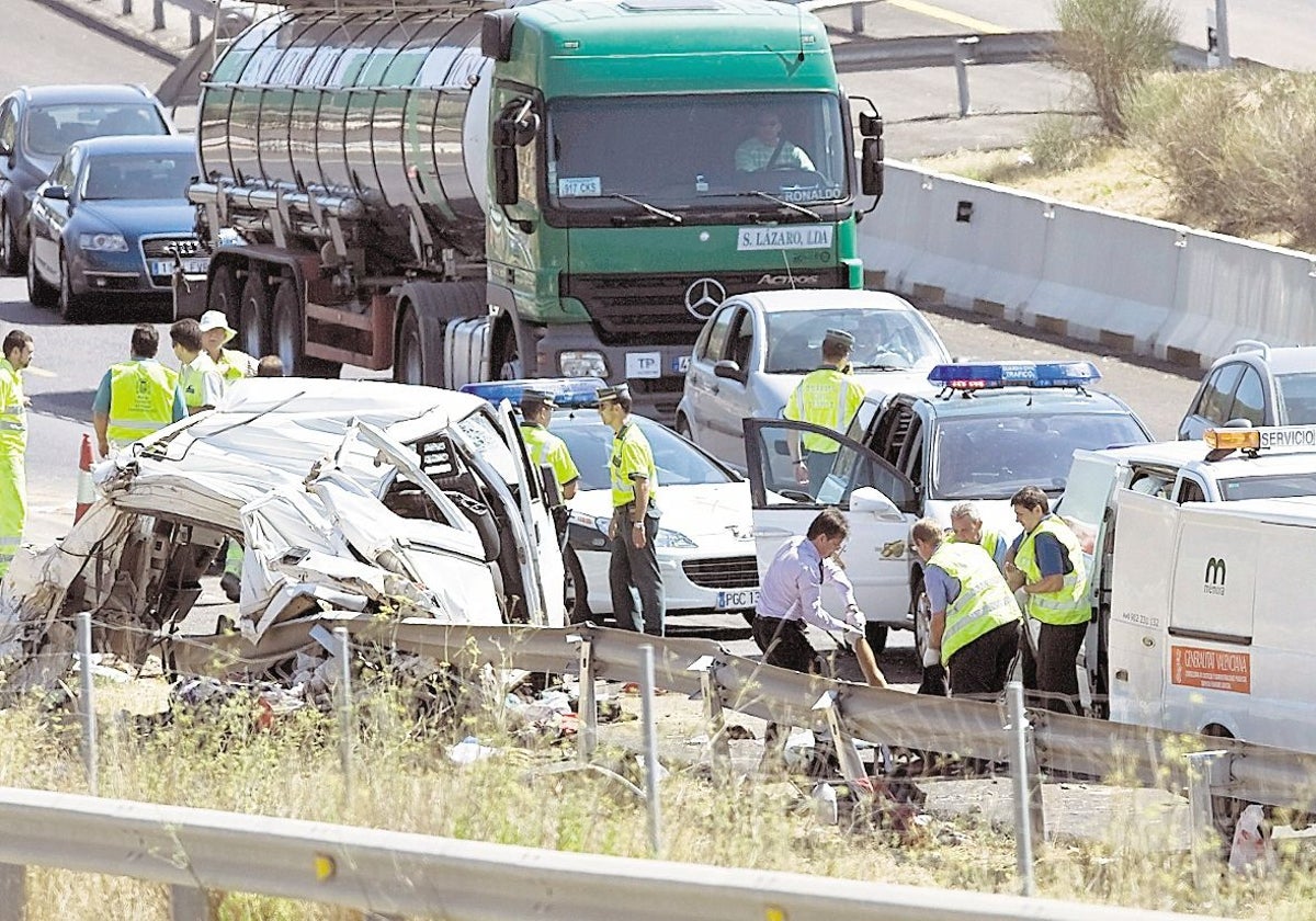 Agentes de la Guardia Civil se despliegan tras un accidente en la A-3, en una imagen de archivo.