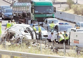 Agentes de la Guardia Civil se despliegan tras un accidente en la A-3, en una imagen de archivo.