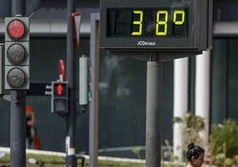 Un termómetro marca 38ºC en Valencia.