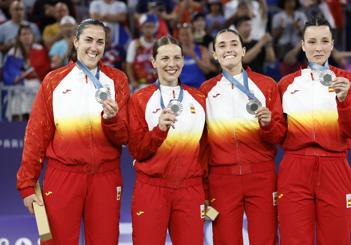 Vega Gimeno y Sandra Ygueravide, primeras por la izquierda, sonrientes con la medalla de plata junto a sus compañeras de selección