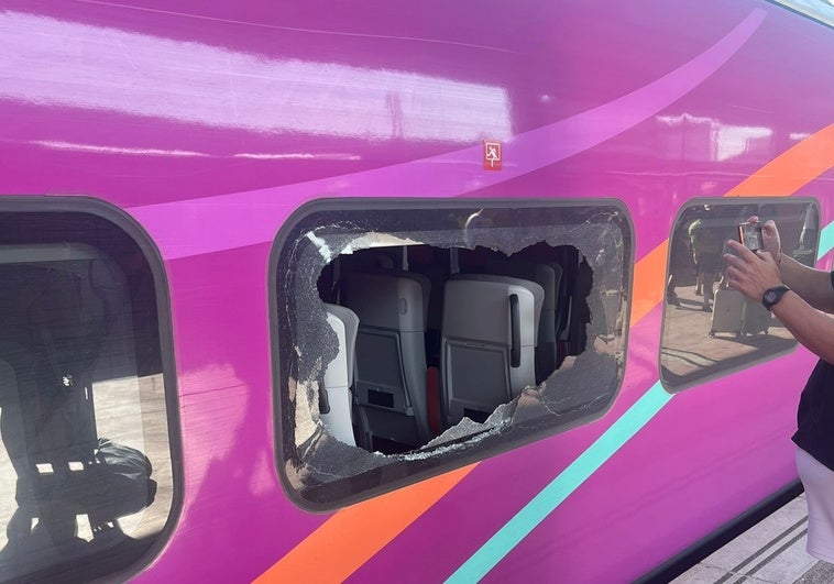 Una de las ventanas que los pasajeros han roto mientras el tren estaba detenido a oscuras en el túnel de Chamartín.