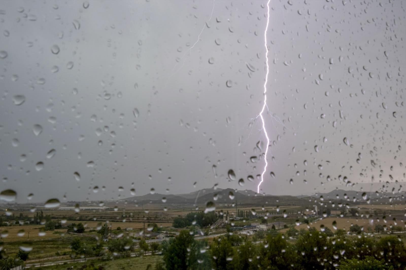 Aemet anuncia granizadas, tormentas y fuerte viento esta tarde en el interior de Castellón y Valencia 