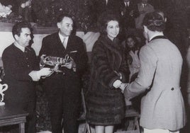 Doña Sofía, entonces princesa heredera al trono español, entrega los trofeos de un concurso en la Hípica.