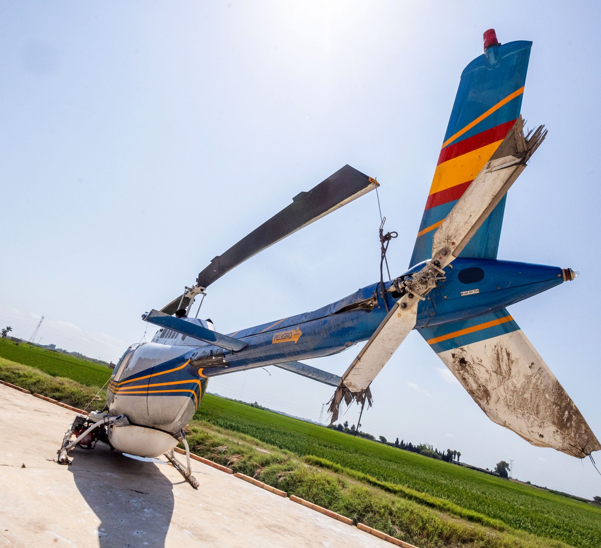 FOTOS | Un helicóptero de fumigación se estrella en los arrozales de la Albufera