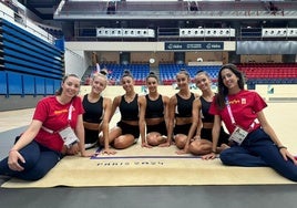 Las gimnastas que competirán en conjunto en París y a la derecha la seleccionadora, Alejandra Quereda.