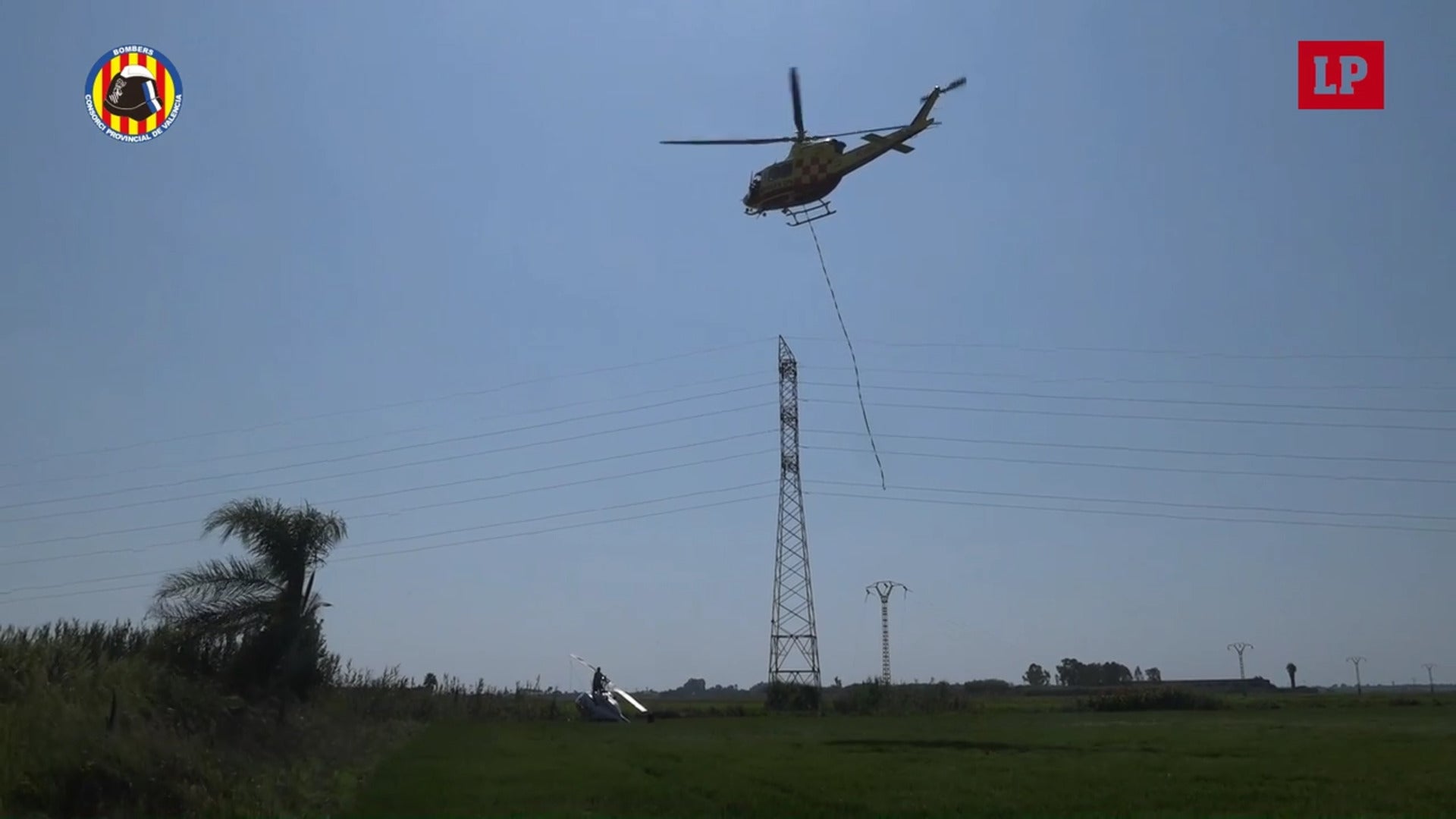 Un helicóptero de fumigación se estrella en los arrozales de la Albufera en Alfafar