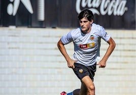 Javi Guerra durante un entrenamiento del Valencia CF esta pretemporada