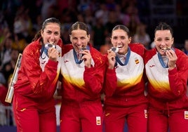 Vega Gimeno y Sandra Ygueravide celebran la plata en el baloncesto 3X3 de los Juegos Olímpicos