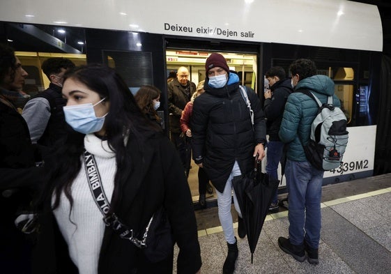 Varias personas salen del metro con mascarillas durante la pandemia, en una imagen de archivo.