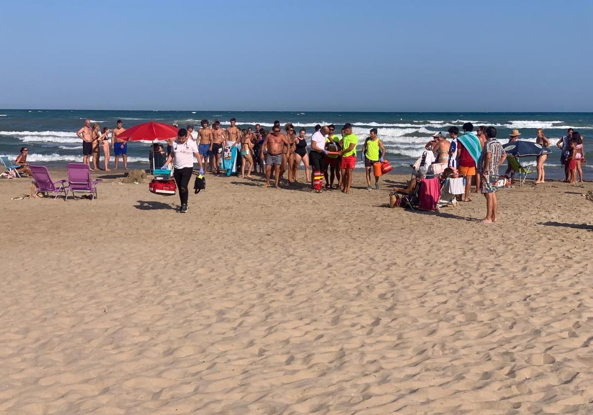 Rescatan a dos personas a punto de ahogarse en Cullera en menos de una hora