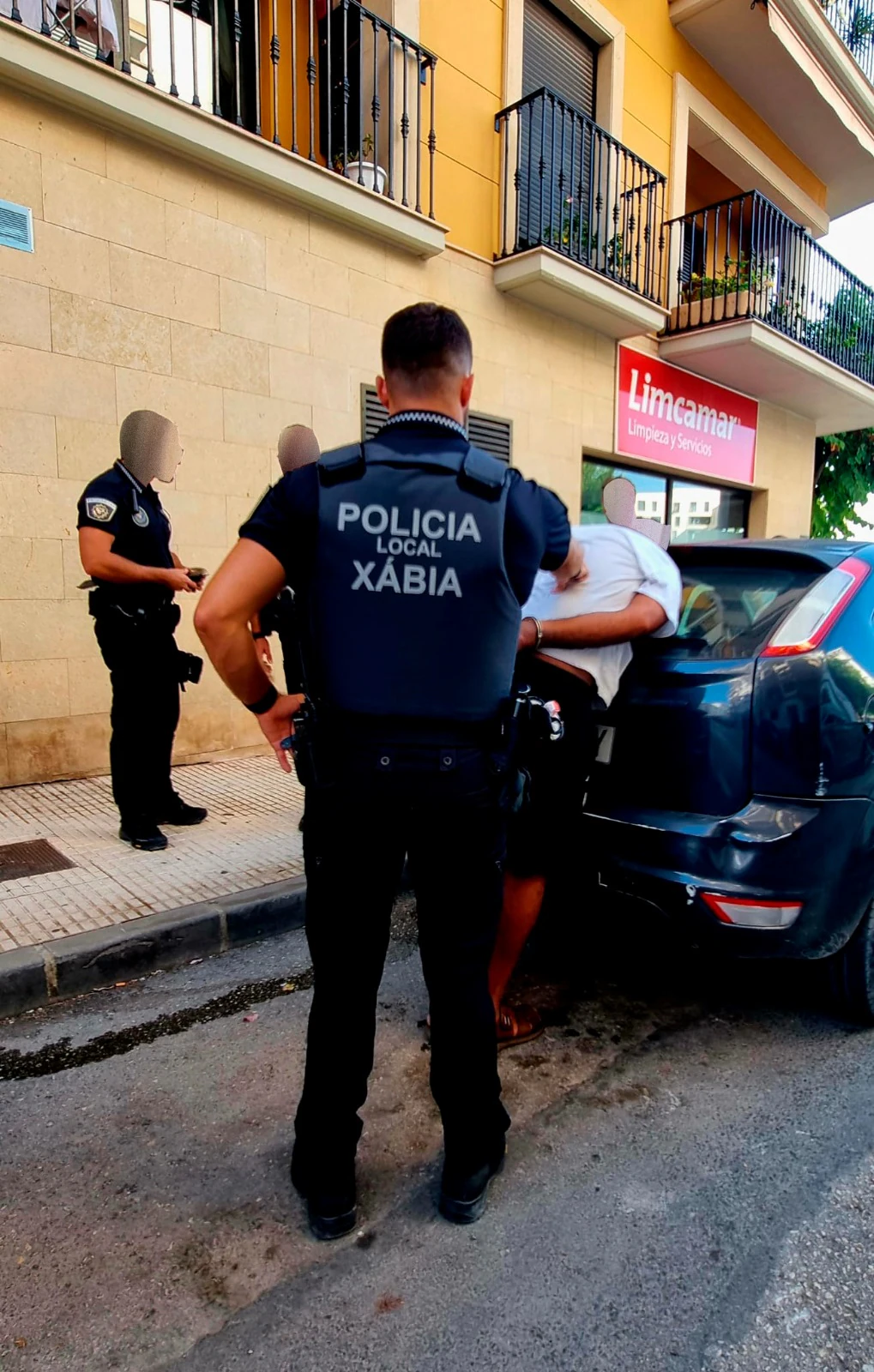 La Policía Local de Xàbia detiene a un varón que intentó robar por segunda vez en un comercio 