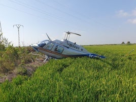 FOTOS | Un helicóptero de fumigación se estrella en los arrozales de la Albufera