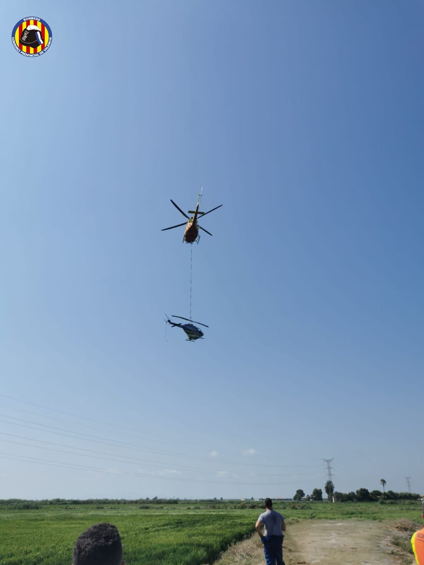 FOTOS | Un helicóptero de fumigación se estrella en los arrozales de la Albufera