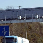 Cómo saber si detrás de un panel de carretera hay un radar fijo de la DGT