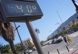 Un termómetro marca 40 grados en una imagen de archivo,