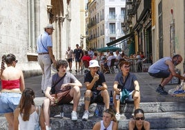 Un grupo de turistas en el centro de Valencia.