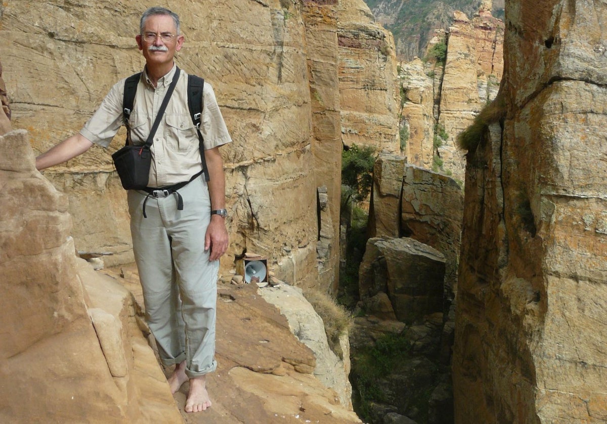 Javier Botella, en una ermita rupestre en Etiopía a la que hay que subir escalando, fotografiado por su compañero Joan Grifoll en 1991.