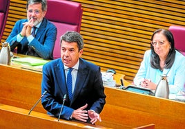 Carlos Mazón, en la tribuna de Les Corts, observado por Alfredo Castelló y Llanos Massó.