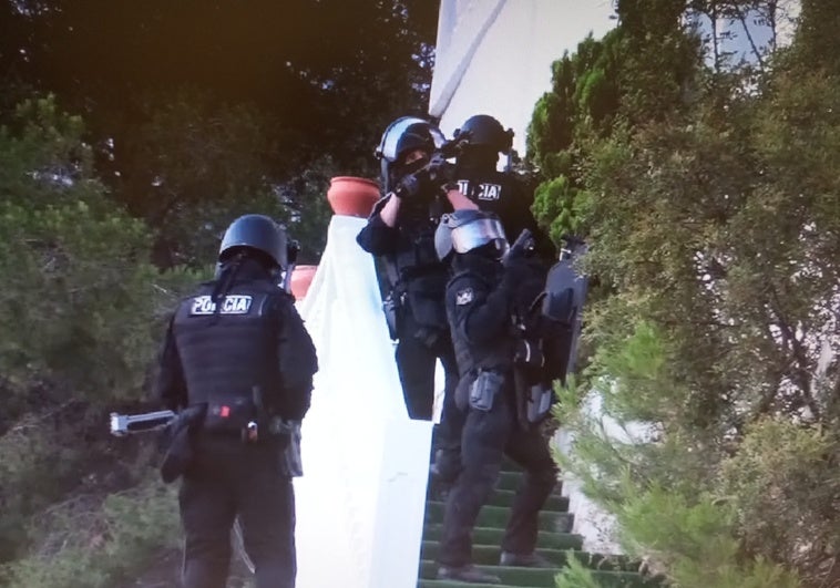 Varios policías se preparan para el asalto de una de las casas donde vivían los ladrones.