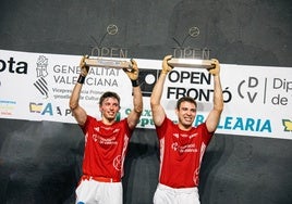 Saúl y De la Vega alzan el trofeo de campeones del Open de Frontó