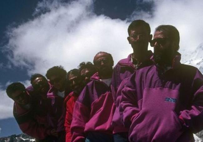 Javier, segundo por la derecha, en la expedición al Everest de 1991.