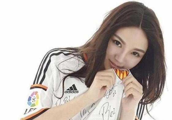 Kim Lim, con una camiseta del Valencia CF.