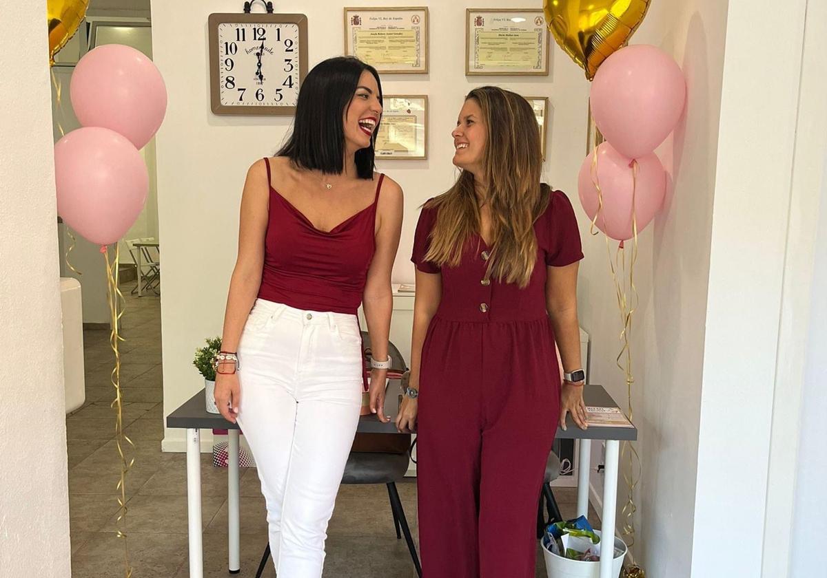 Rebeca Asensi (dcha.), junto a su compañera Marta Molina (izda.) en Meraki, la academia que fundaron hace dos años.