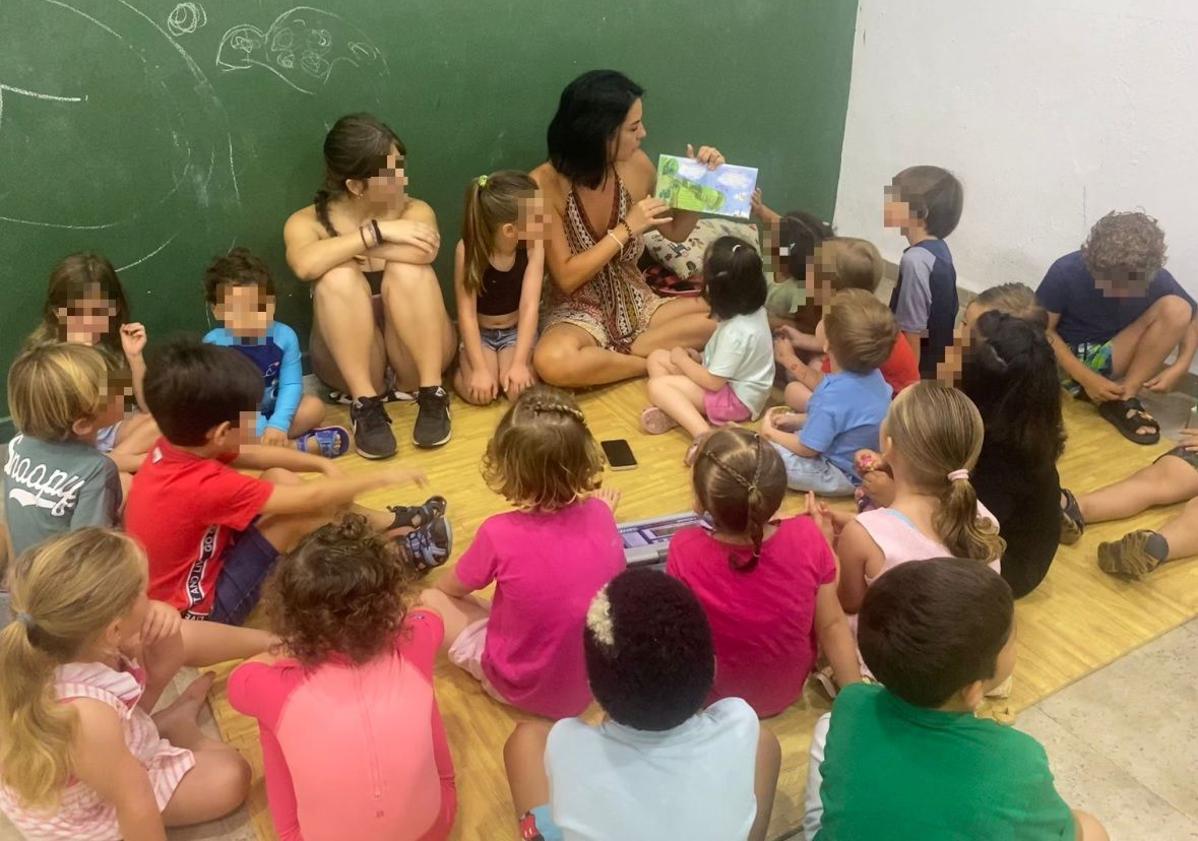 Imagen principal - Juegos y clases en la academia durante el verano.