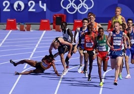 Thierry Ndikumwenayo, en el momento de caer sobre el tartán en su semifinal de 5.000.