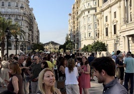 Los trabajadores del Ayuntamiento durante el desalojo.