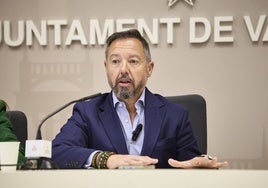 El segundo teniente de alcalde, Juanma Badenas, en una rueda de prensa.