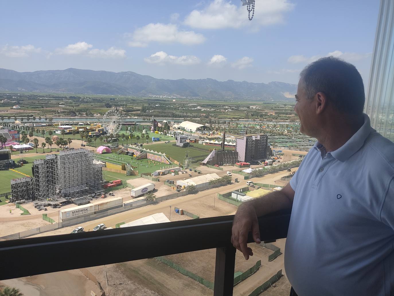 El presidente del edificio en uno de los balcones donde se observa la cercanía de los escenarios.