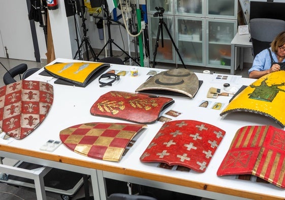 Varios de las reproducciones de los escudos en la sala de restauración.