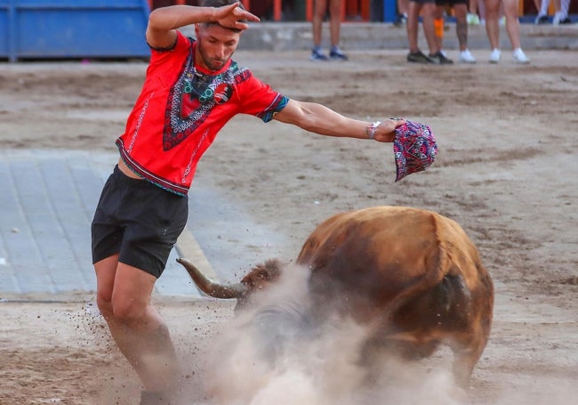 Espectacular quiebro a una vaca de Hermanos Bellés en Vall d'Uixó.