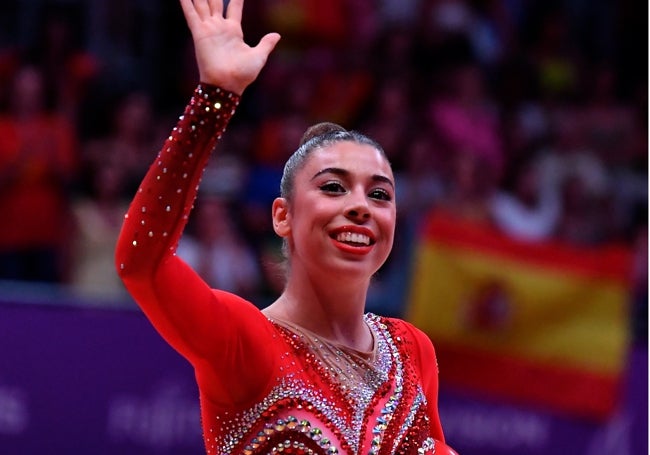 Mireia Martínez saluda tras terminar su ejercicio de gimnasia rítmica